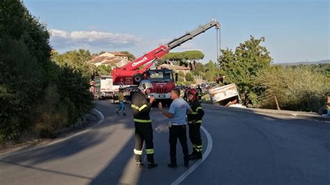 Rimorchio si ribalta e travolge famiglia giapponese a San Gimignano